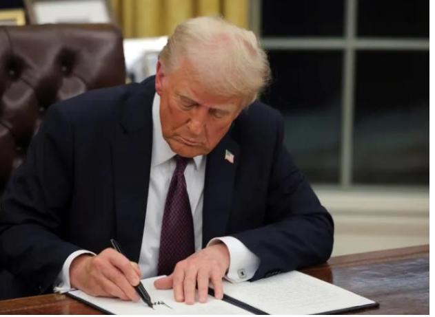 就在刚刚，

美国对中国下黑手，要做出一个重大决定。

麻烦看官老爷们右上角点击