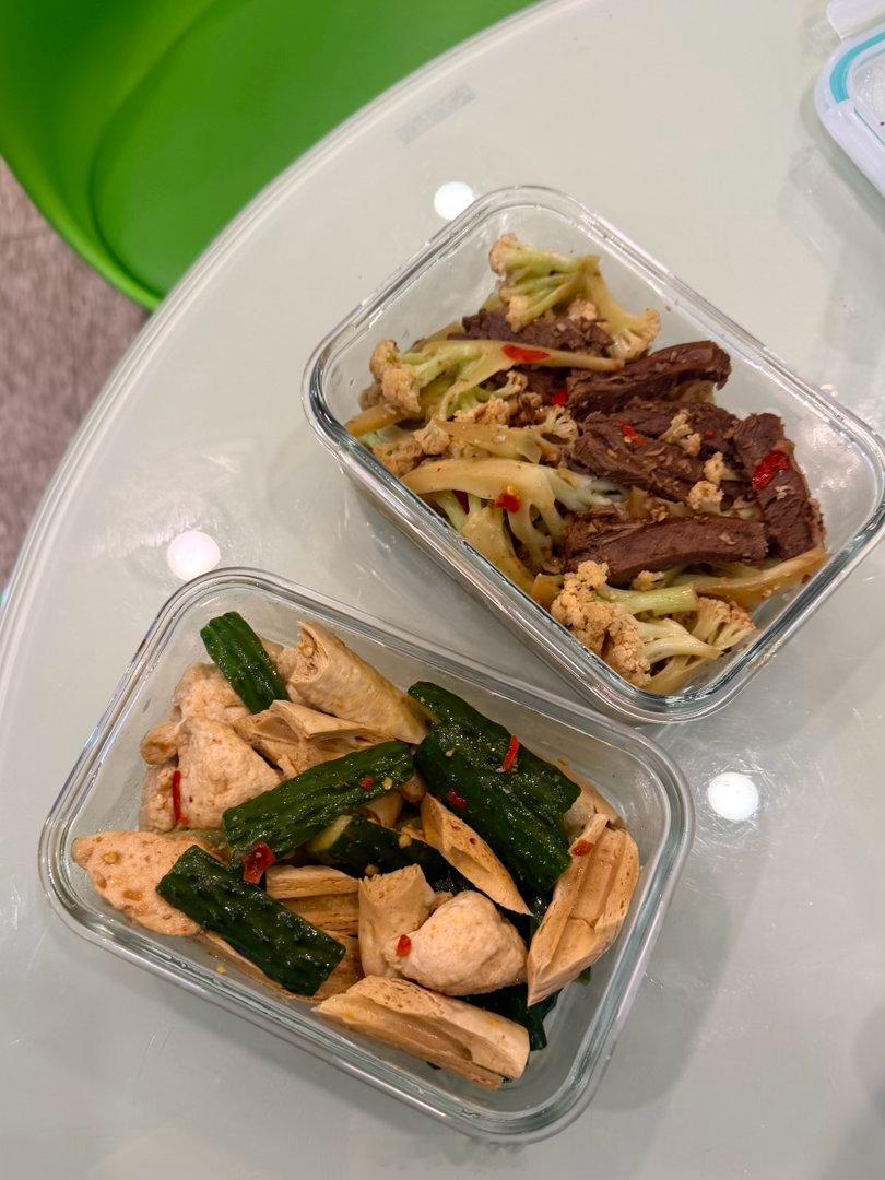 北京碎片 中午吃花菜炒卤牛肉，晚上吃黄瓜炒鸡肉丸，牛肉和丸子都是自己做的，调味也