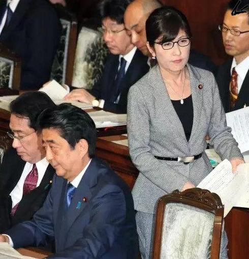 为什么日本的首相和内阁换来换去，可国家依然保持稳定？原因其实很简单，首相只是摆在