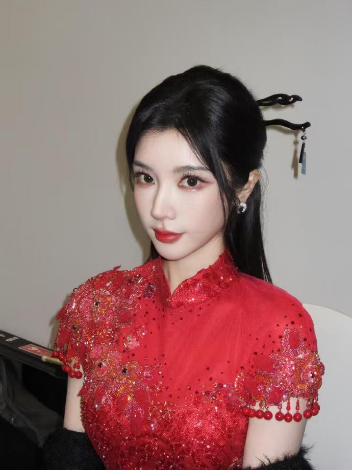 戴燕妮红色闪钻旗袍 戴燕妮身着红色闪钻旗袍亮相，正红色干净纯粹，闪钻璀璨夺目，复