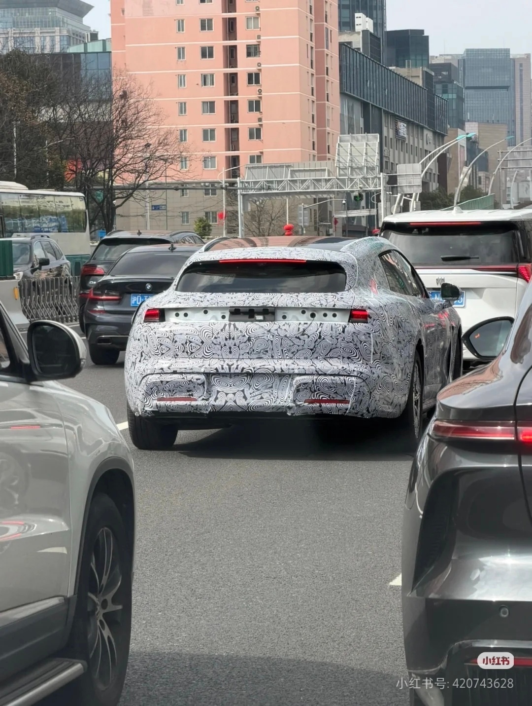 网友拍到的尚界Z7T测试车尾门上的尾灯没有安装大家感受一下尚界Z7鸿蒙智行新车