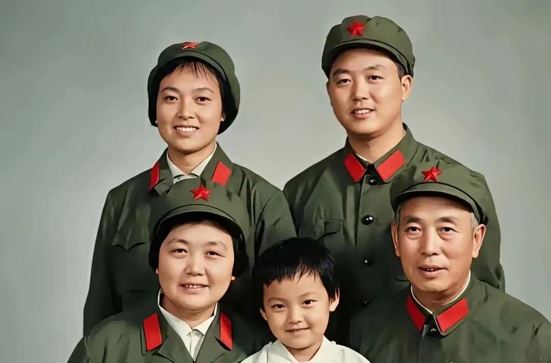 这张全家福，拍摄于上世纪七十年代。照片中的一家人，是开国中将谭冠三、夫人李光明，