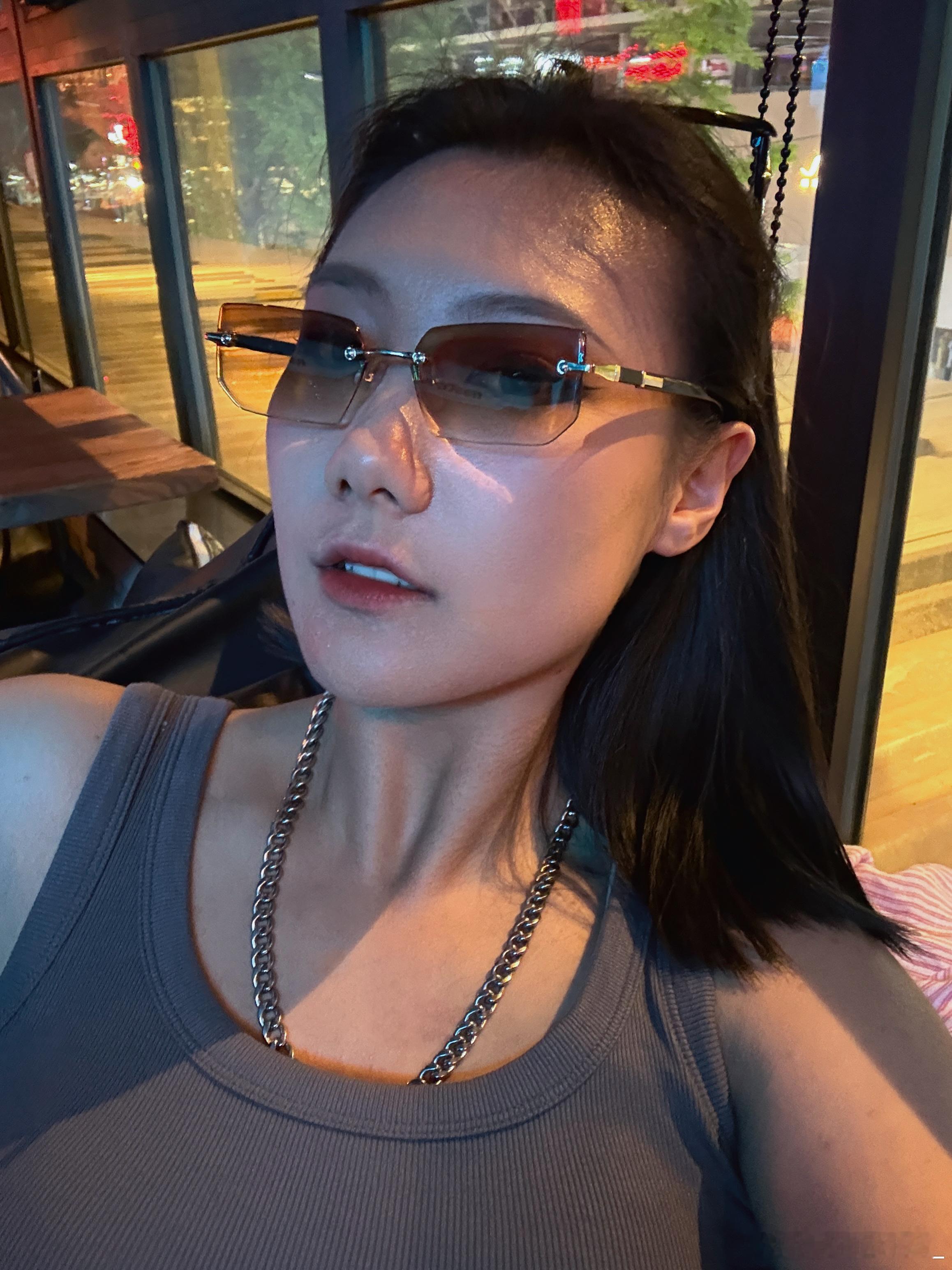 你嫉妒我干什么呀？你嫉妒那些比你稍微好一点的人，你说不定能超过他们。你嫉妒我？我