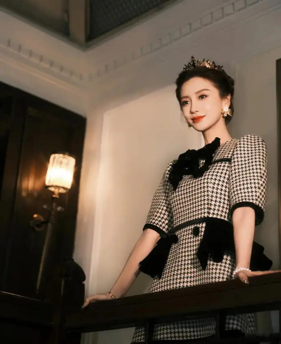 杨颖身穿小香风贵气优雅 盘发造型气质甜美10月11日，杨颖一组美照释出，身穿小香