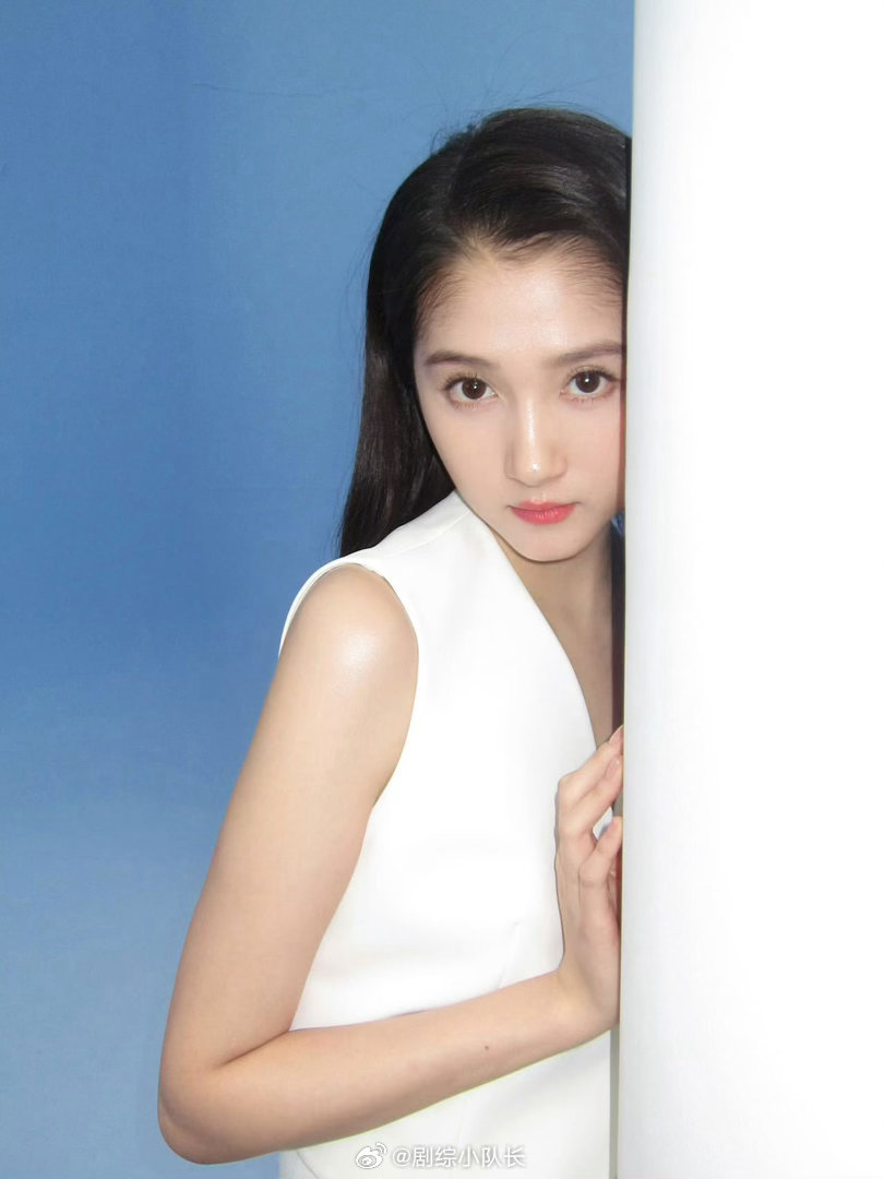 关晓彤五天官宣两个代言 关晓彤这五天动静不小，两个新代言前后脚官宣。风格不同但适