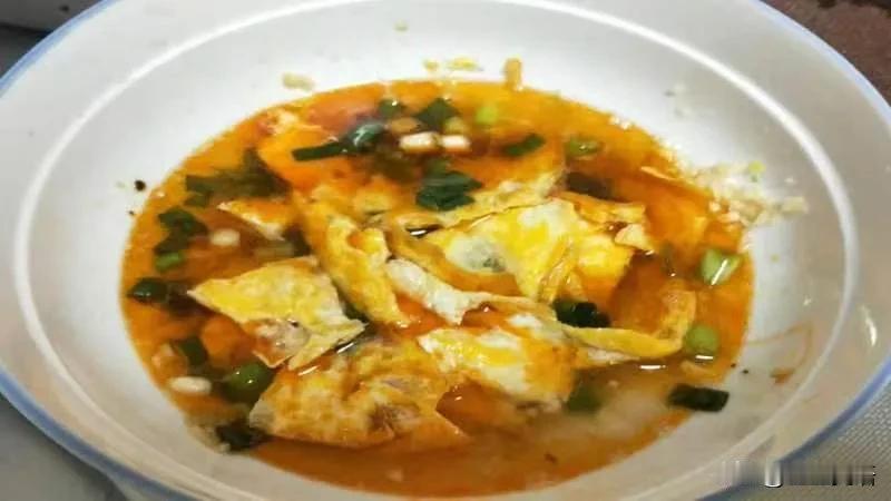 周日美食。
切一点葱花，煎一个鸡蛋，下一点面条，然后放一丢辣椒酱，酱油，放入面条