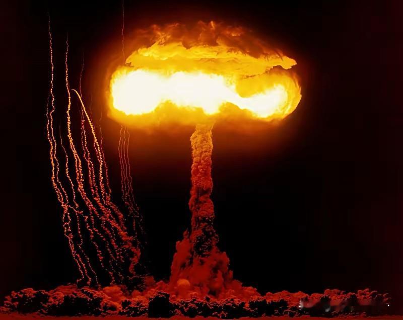 乌克兰自愿放弃了核武器，朝鲜千方百计搞出了核武器。

现在的乌克兰千疮百孔，现在