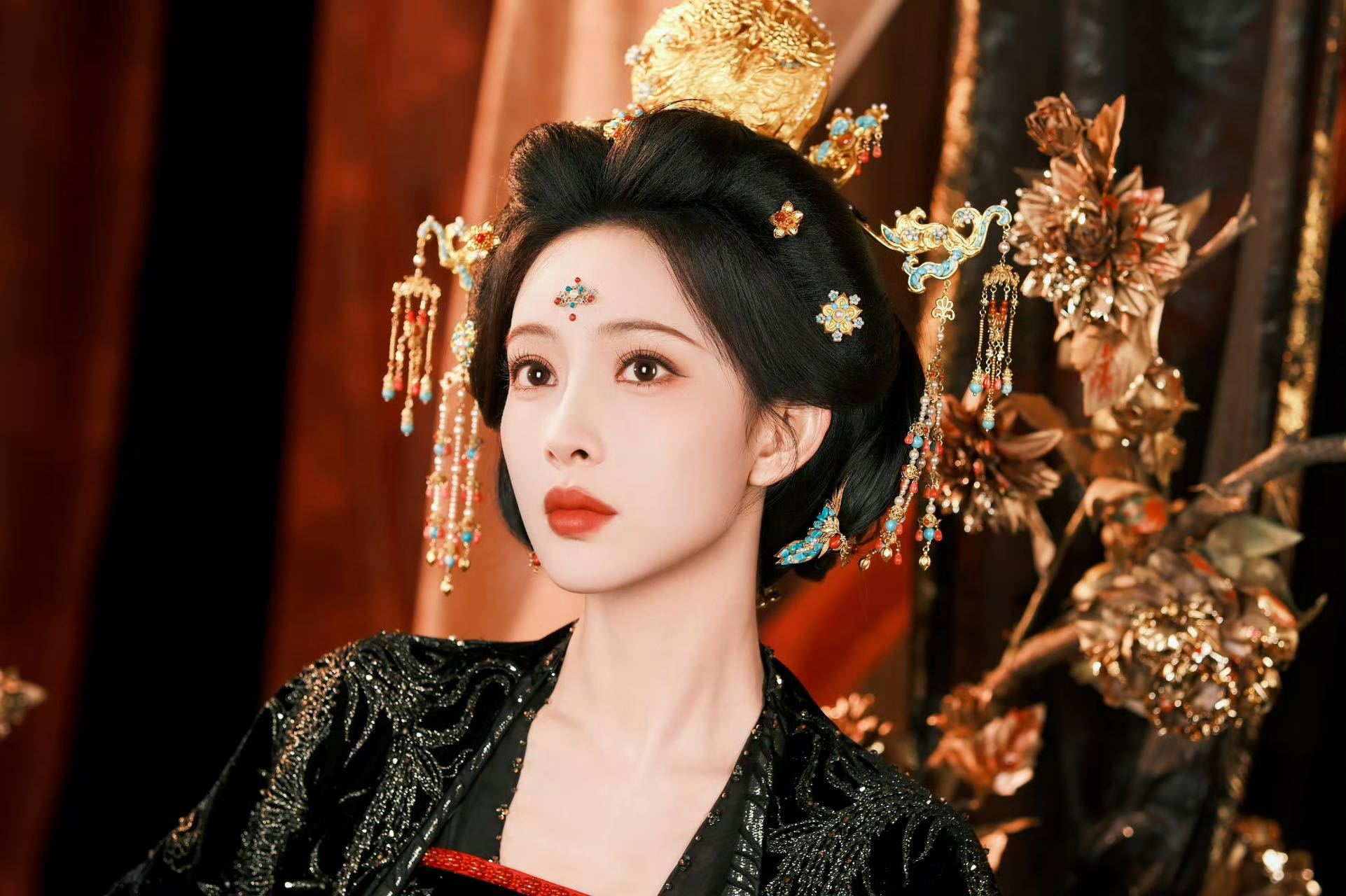 孟子义霸道公主 古偶剧终于等来黑莲花女主！孟子义一身玄色华服打破甜妹套路，暮晚摇