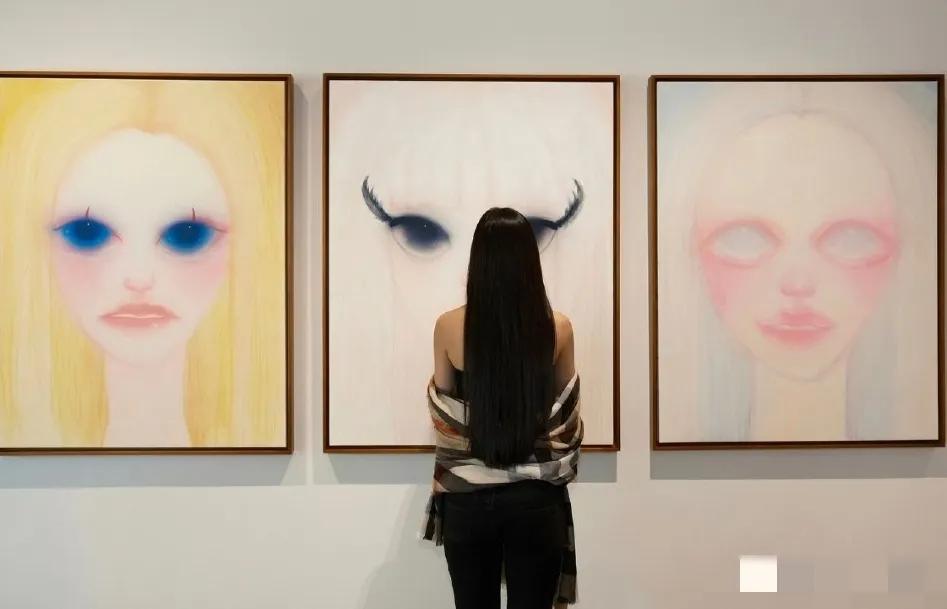 小S女儿许韶恩也开画展了，有网友把她的画和王诗龄的画做对比，两人都是星二代里画画