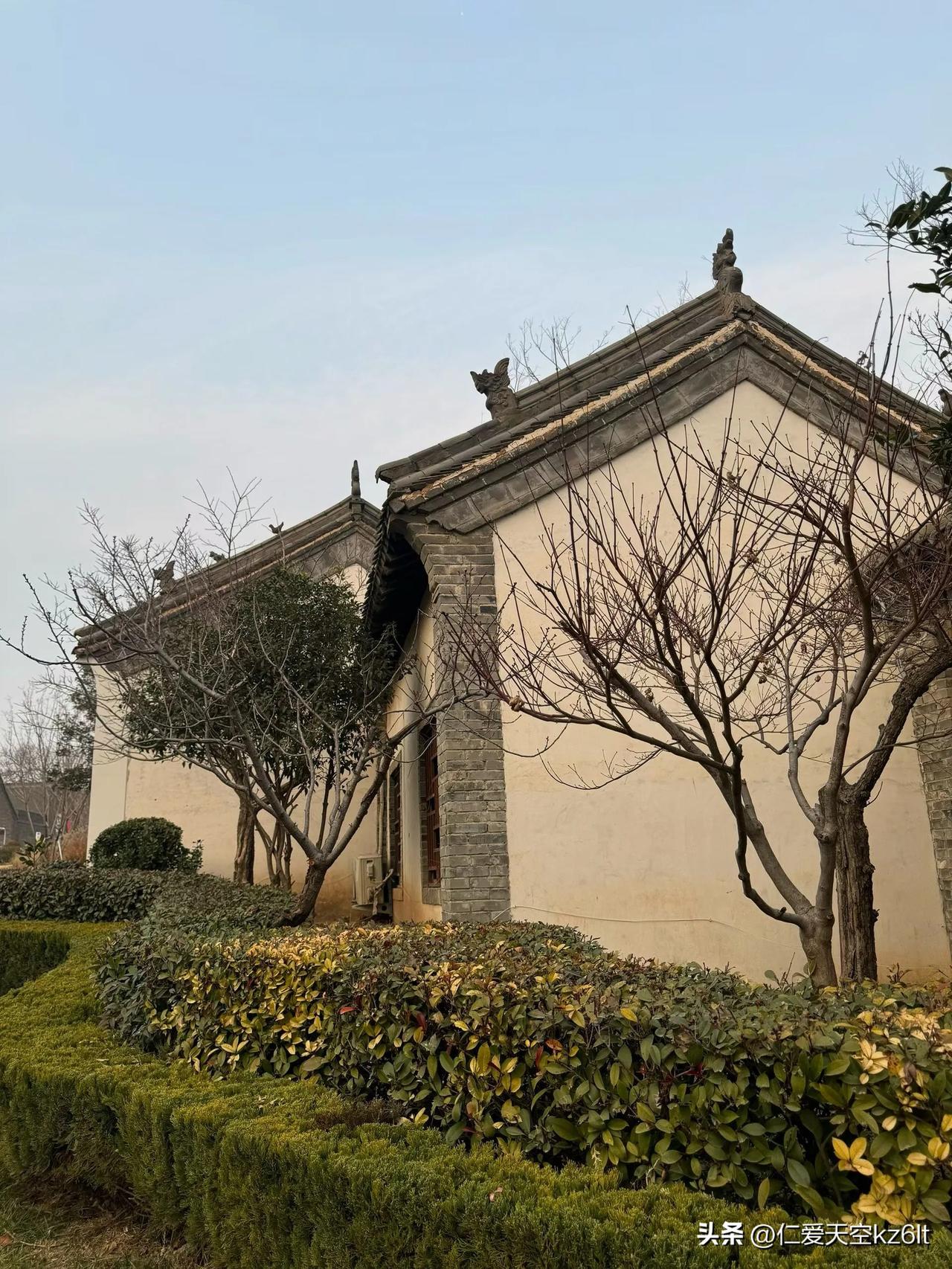 漫步在这处古意盎然的院落，青瓦白墙在浅蓝天空下格外沉静，屋脊上的小兽静静守着岁月