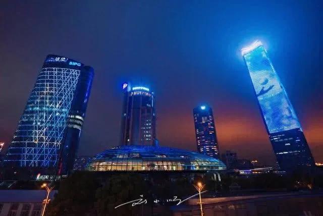 中国有座“奇怪”的大城市，一江分两半，一半像巴黎，一半像纽约？

这里是刘小顺的