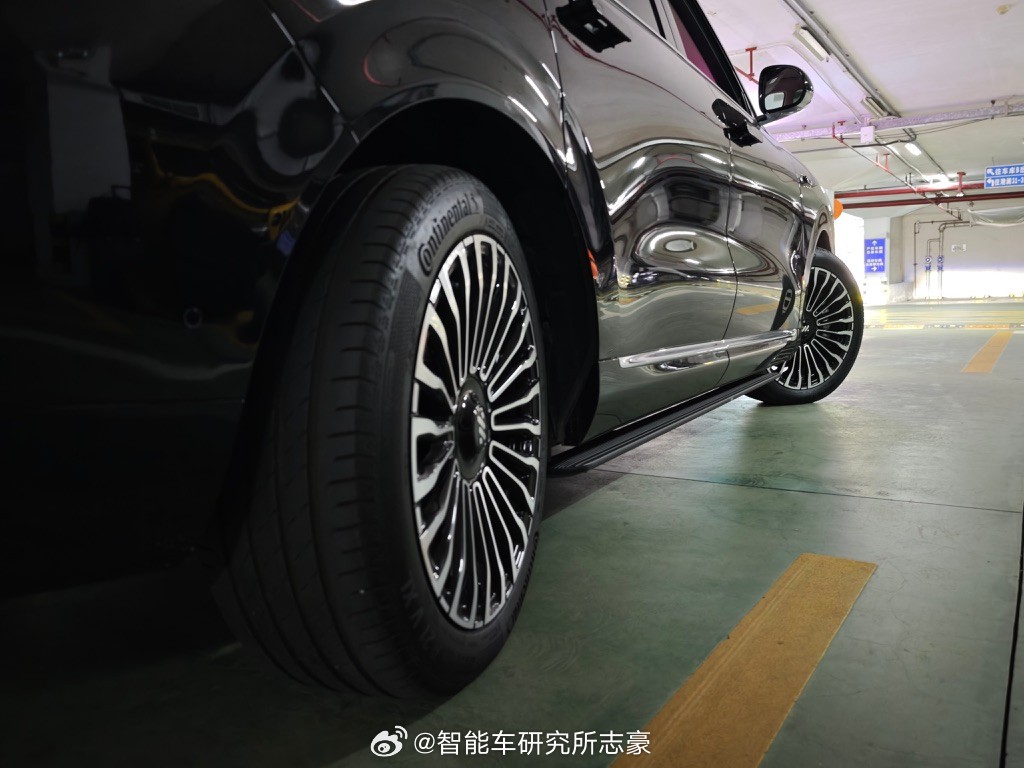 你看，又大角度后轮转向就是爽。这么大的9系列，侧方停车挤进来，毫无压力。更期待接