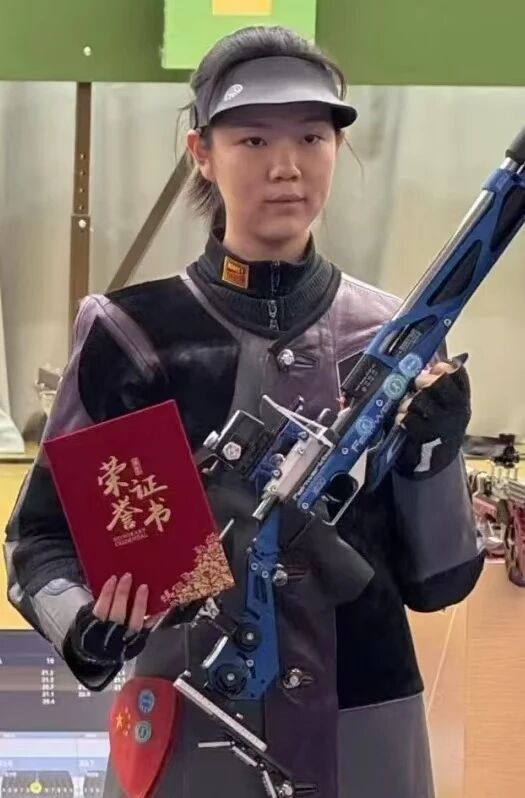 10月13日，在第十五届全国运动会射击女子10米气步枪个人决赛中，辽宁运动员杜雨