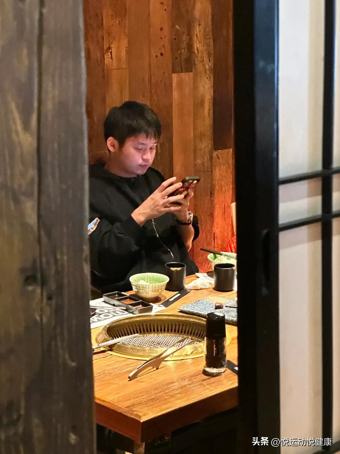 林诗栋：吃烤肉储备能量！即将再次出发！

10月19日，林诗栋又一次完成了他的“