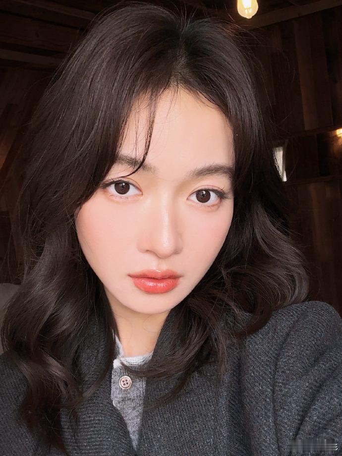 吴谨言怼脸侧颜吴谨言怼脸倚窗侧颜真的太美了，好像个精致的洋娃娃一样好美~吴谨言倚