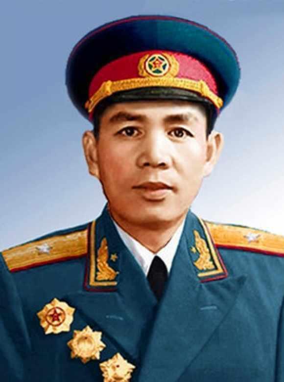 韩怀智中将退出领导岗位后，专门去看望老首长丁盛。解放战争时期，丁盛是韩怀智的顶头