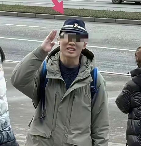 10月19号，陈宇昕被遣返回国，没想到他不仅不知悔改，还大摇大摆得穿着带有日军标