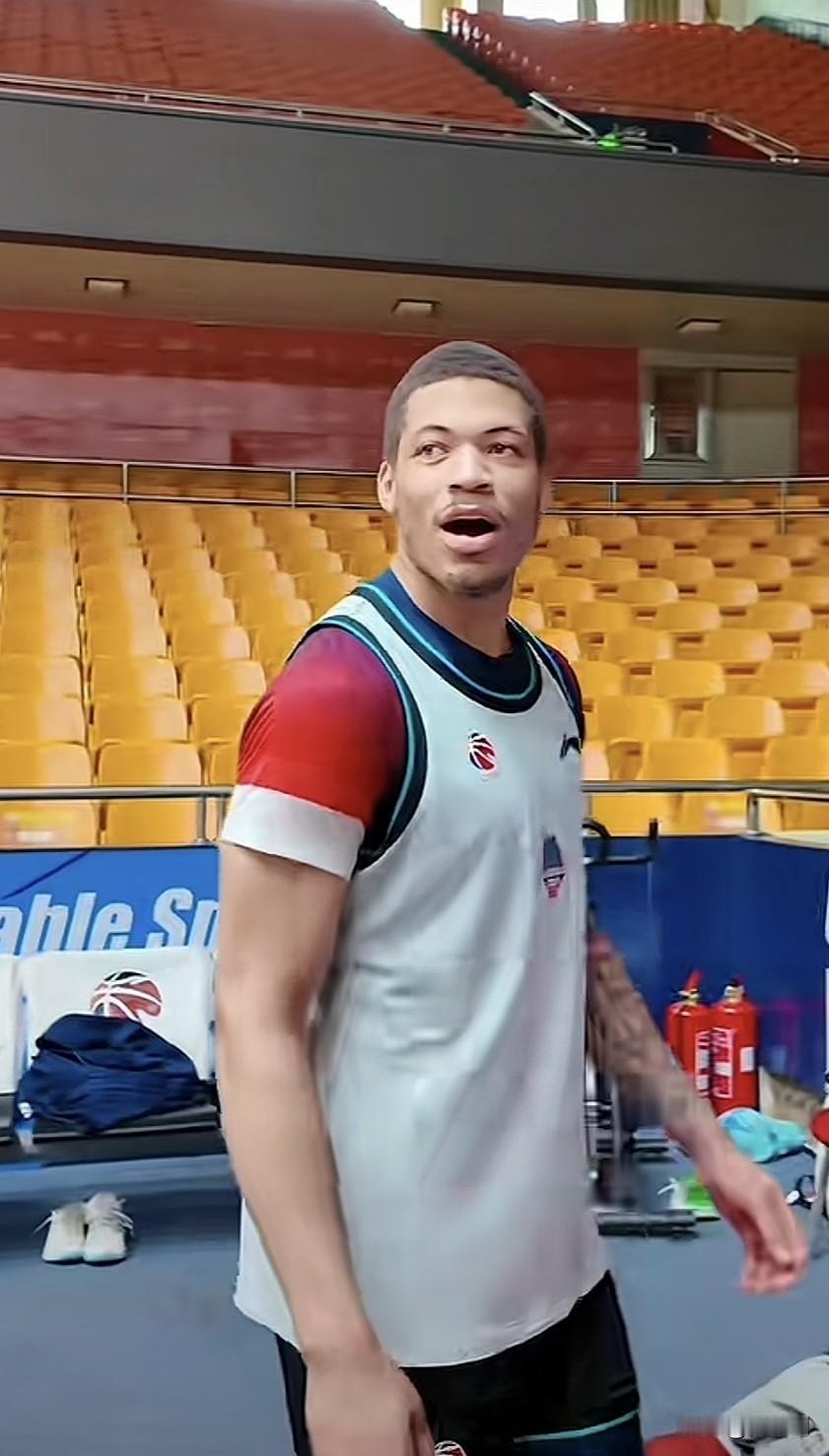 对阵上海大鲨鱼赛前，山东男篮小外援约翰逊，在比赛场边学会了一首歌，而且唱得都在调