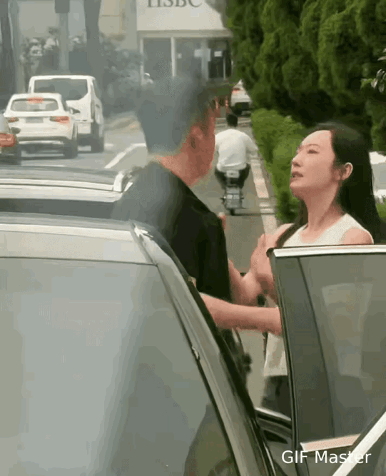 这男的究竟做了什么错事？被旁边女人一直扇耳光还不敢还手！[微笑]