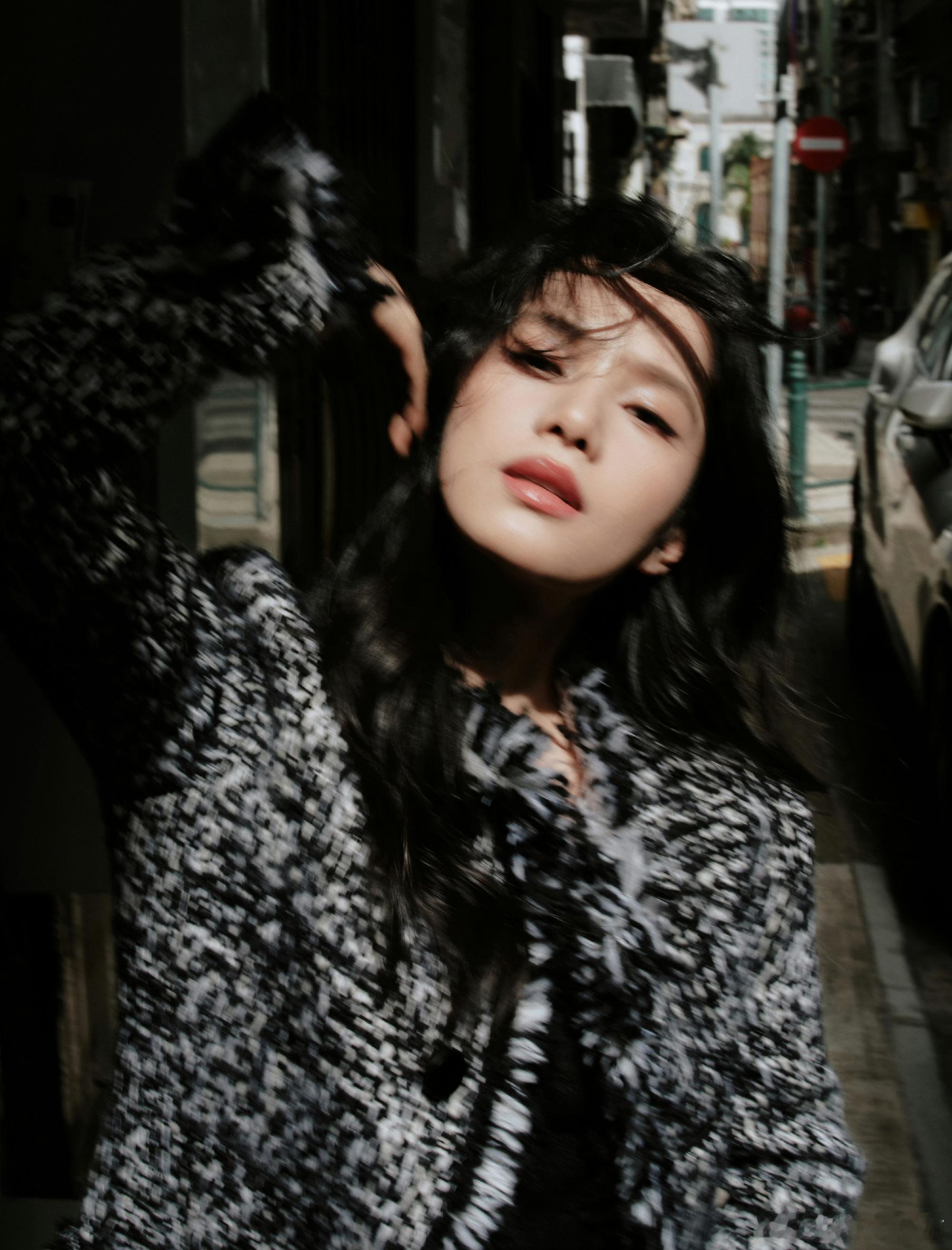 张婧仪  in  TOD'S哇哦，好美的婧仪！澳门街头漫步、发丝飘扬间氛围感拉满