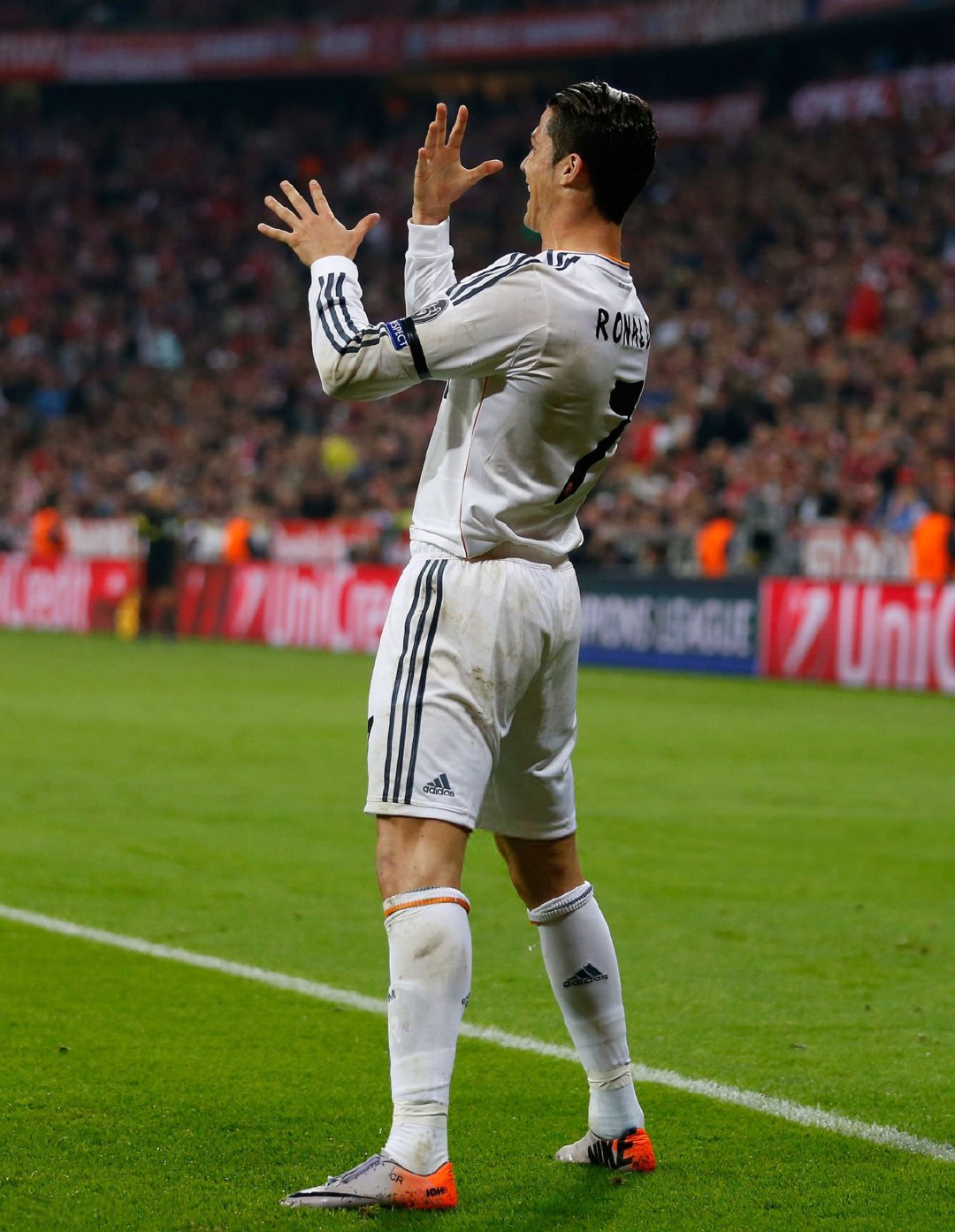 【记者Nacho Barragán】皇马将在对阵拜仁的次回合比赛中身穿主场白色球