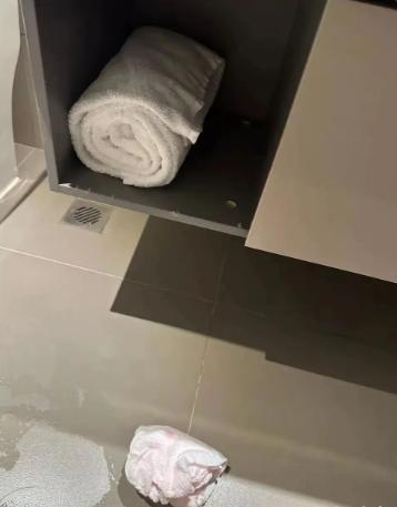 7月2日河北邢台，一男子与女友入住酒店时，在卫生间洗手台下的暗格里发现了一条用过