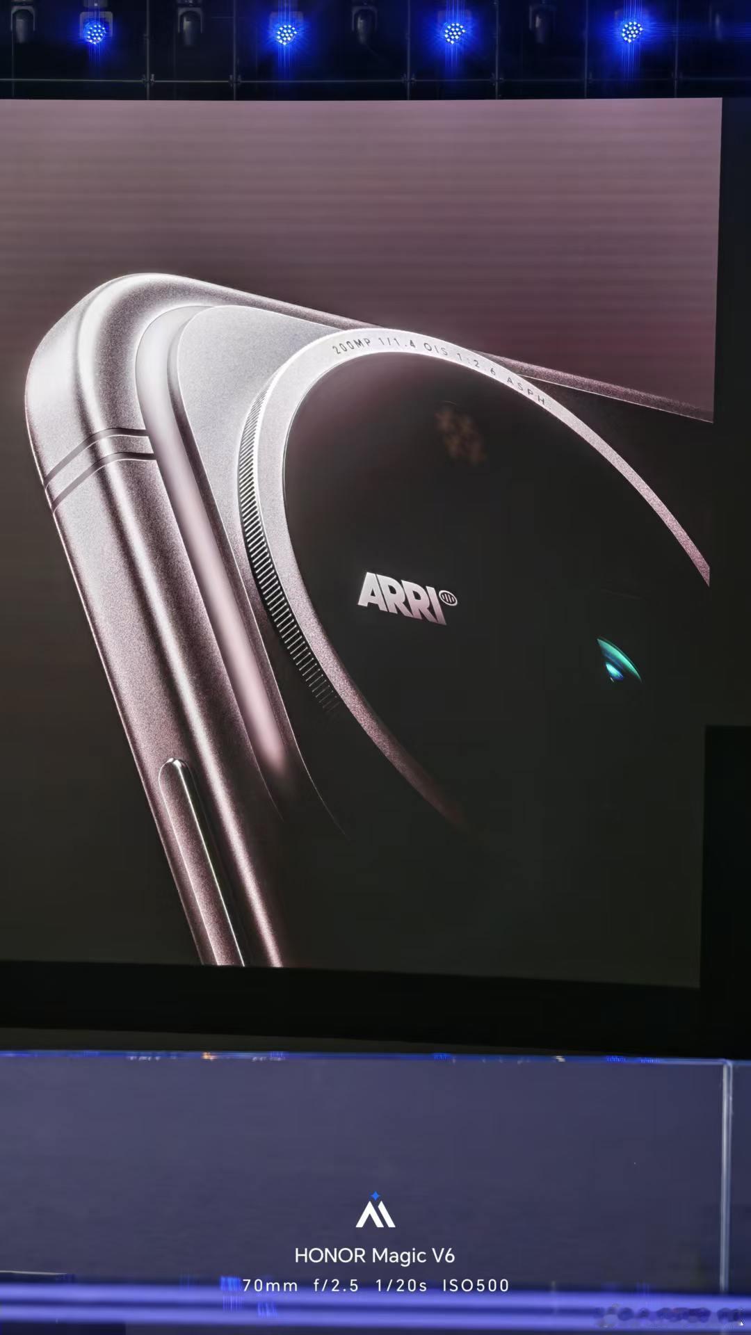 在荣耀Robot Phone的发布会现场，意外首次曝光了Magic 9的外观，并