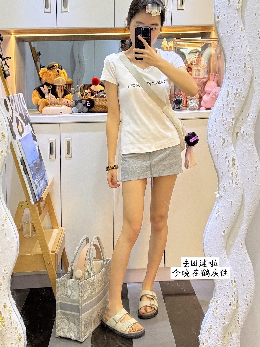 去团建 在江边可以划浆板[yeah]本来想好了刚好可以带小狗一起去玩 结果提前今
