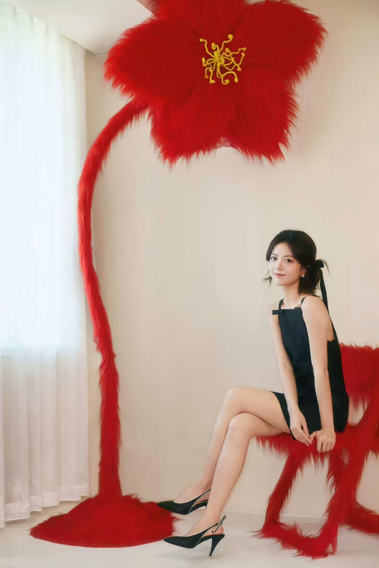 赵今麦拥住扑面而来的暖色赵今麦追剧团出图赵今麦追剧团出图，拥住扑面而来的暖色，真