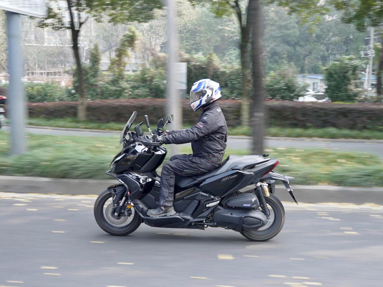 年初本田ADV350上海发布会上，只是在场地简单试骑了一下，其灵活的操控性印象非