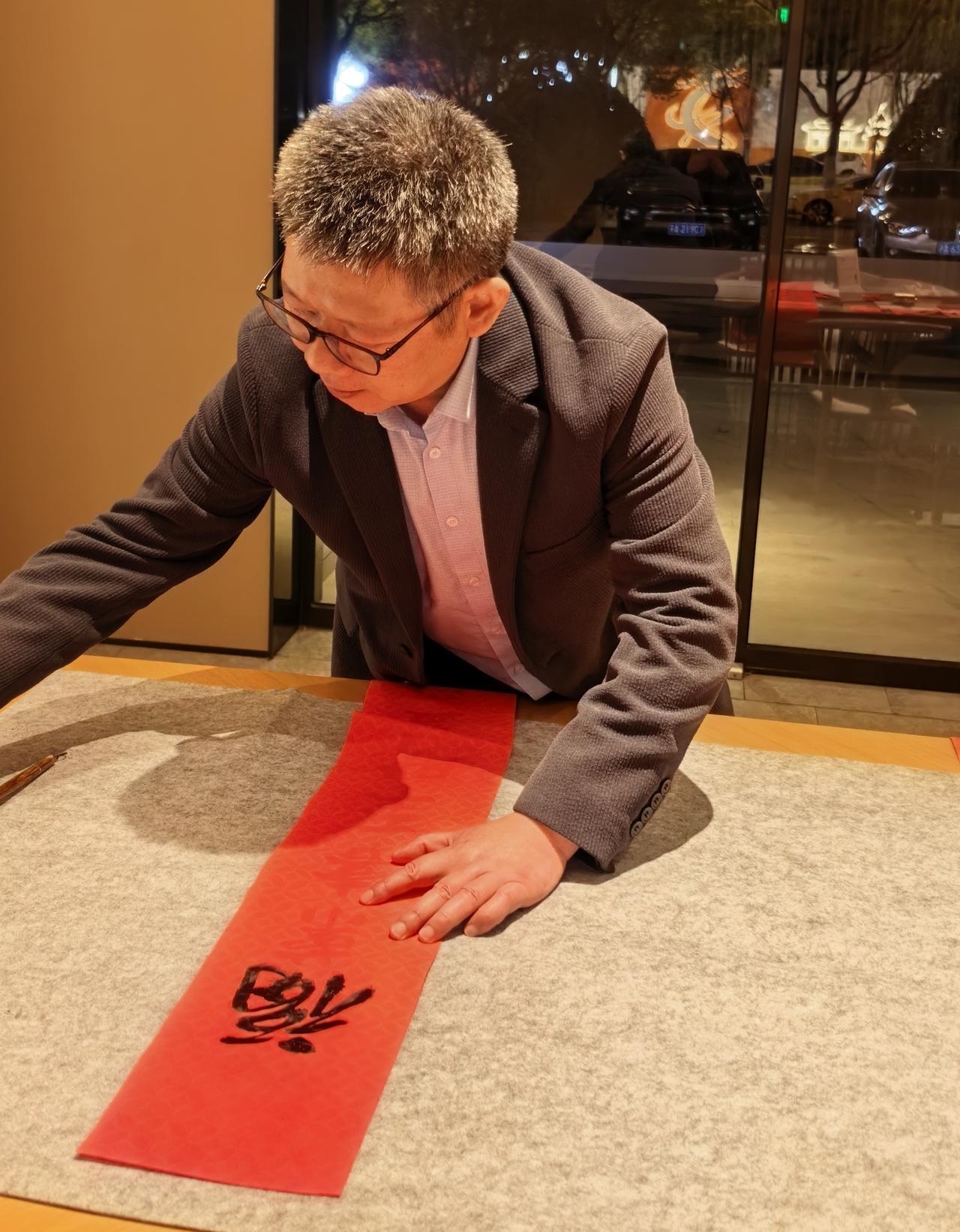 医院的工资如果能是财政全额拨款、且能匹配医院相关岗位的付出，那应该是医院、医护、