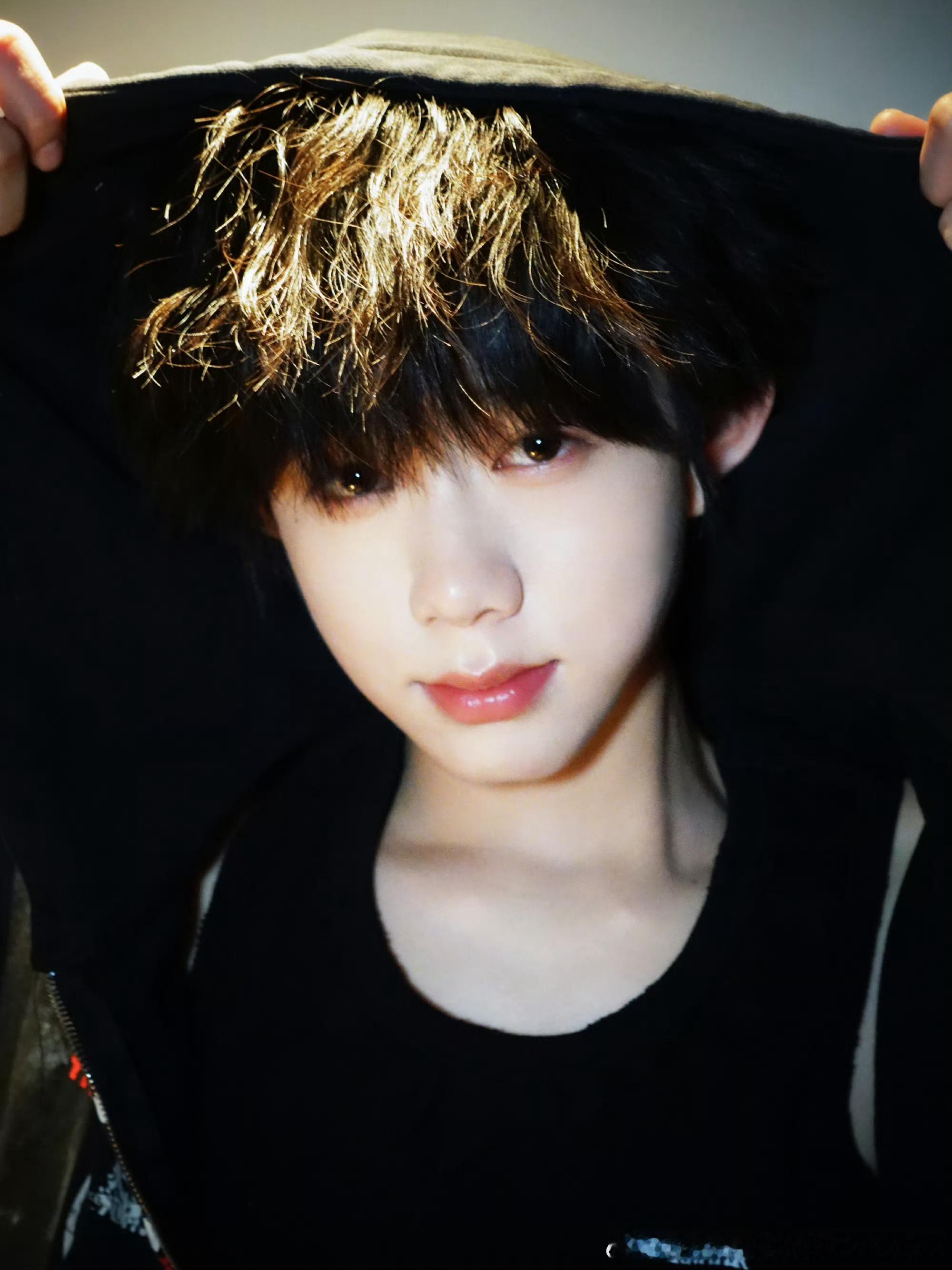 陈奕恒飞机上的自拍 飞机上随手一拍都是画报既视感，陈奕恒的颜值真的太能打了