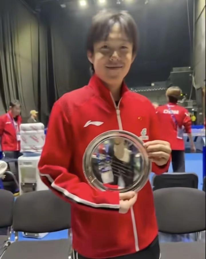 王楚钦伦敦世乒赛斩获MVP，手中的奖盘亮到耀眼！据说这款奖盘采用高抛光不锈钢材质