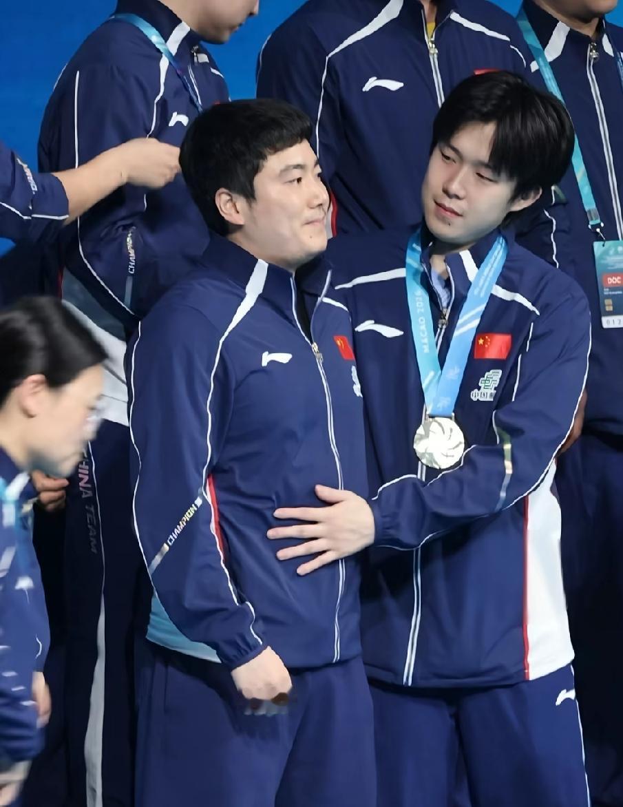 为啥双甜兄弟同框怎样都不违和
从甜甜“我在国家队等你”
到现在王队、梁副队
一起