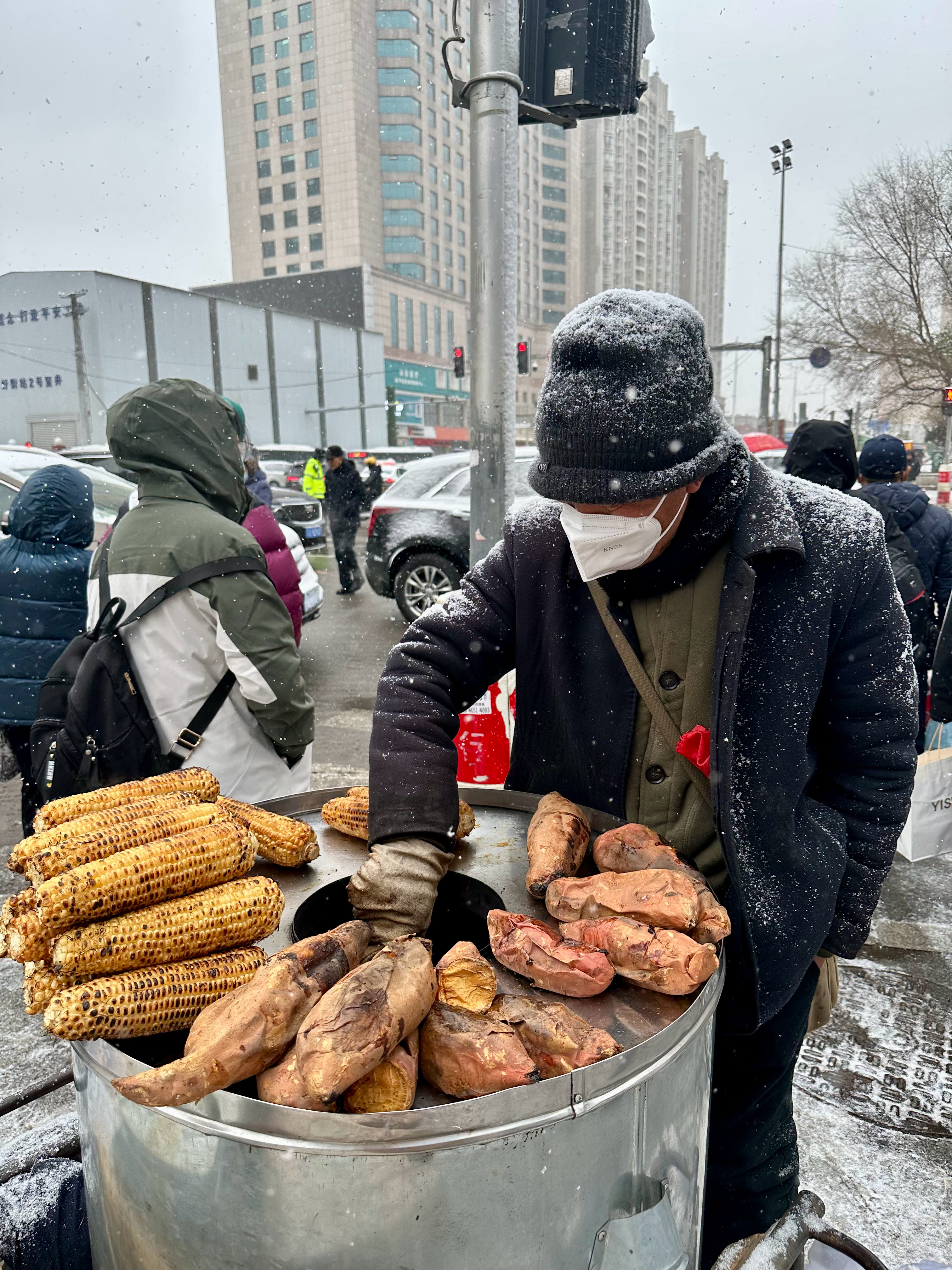 今天，大雪纷飞。 