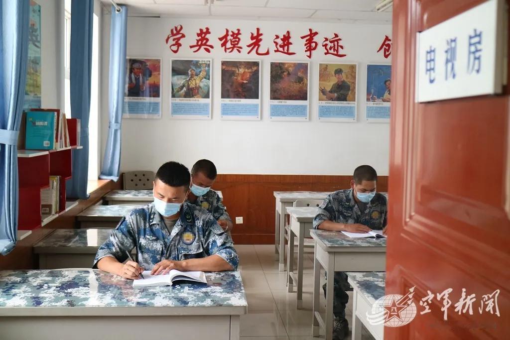 从军官院校毕业后，根据综合评定量化标准考评，依据学员在校期间的学习成绩、军事训练