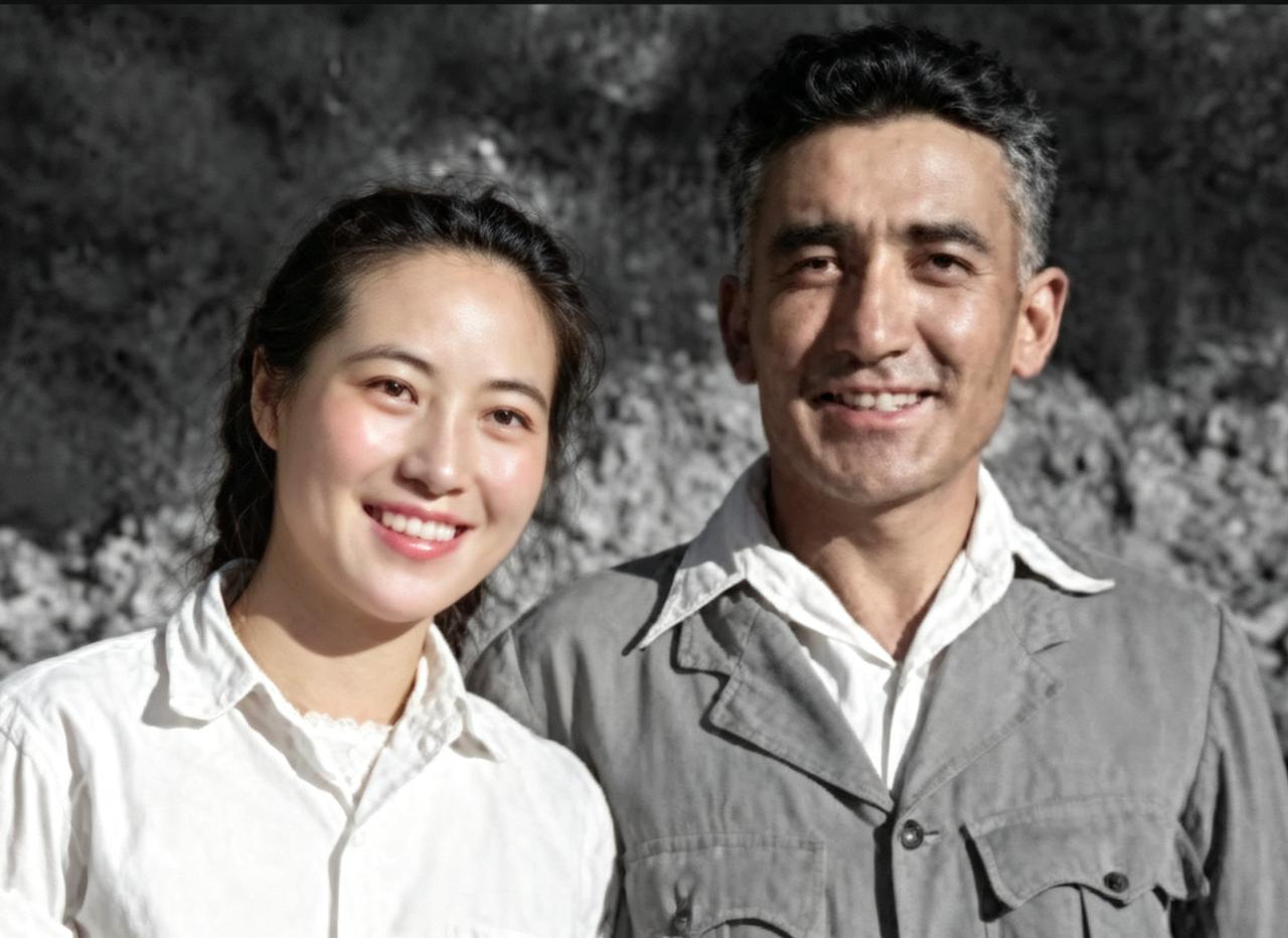 延安红颜苏菲，风华冠绝陕边；携手良人相伴，阖家同框留颜。
彩照凝住岁月，眉目漾着