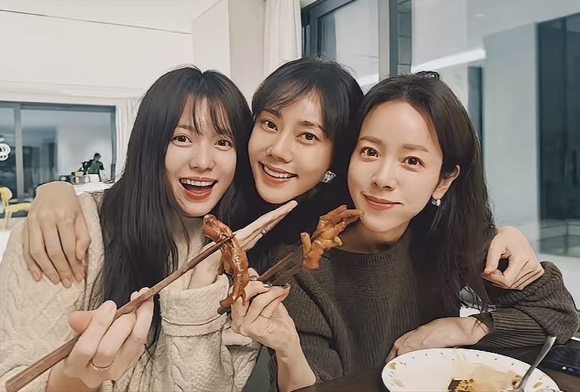 秋瓷炫和好友聚餐，大家认出其她几位女明星都是谁了吗？我猜她们一定很羡慕秋瓷炫嫁的