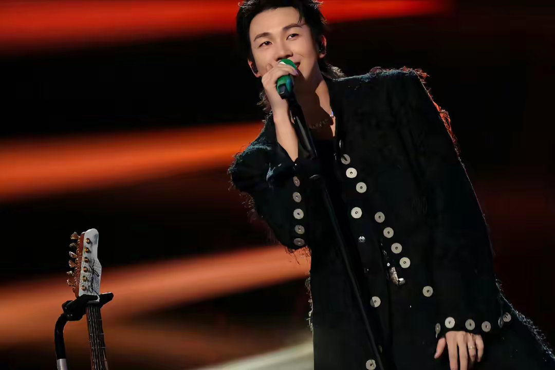 白举纲早这么唱不就不淘汰了白举纲今晚带来的歌曲《没时间后悔》真的是太炸了，摇滚现