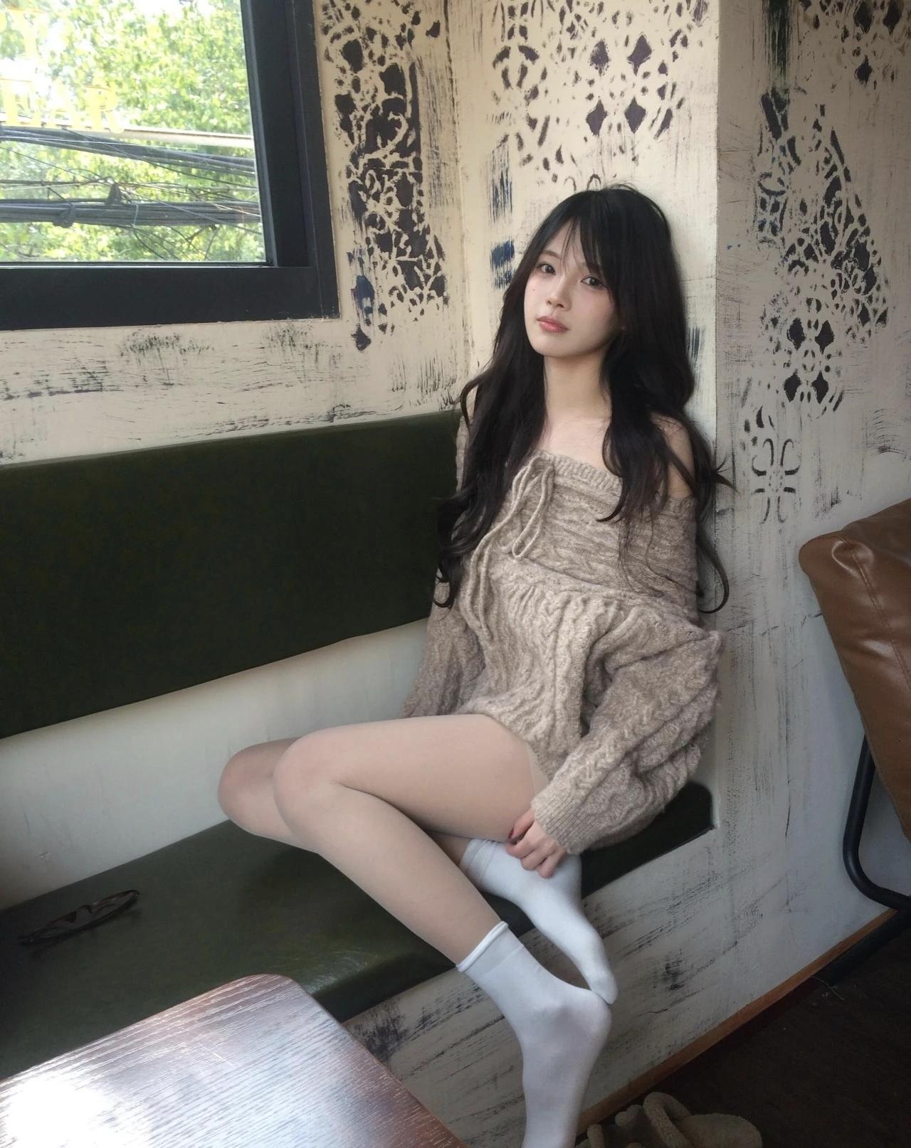 复古风少女，慵懒坐在老式长椅上，黑白相间的背景，尽显文艺气息。