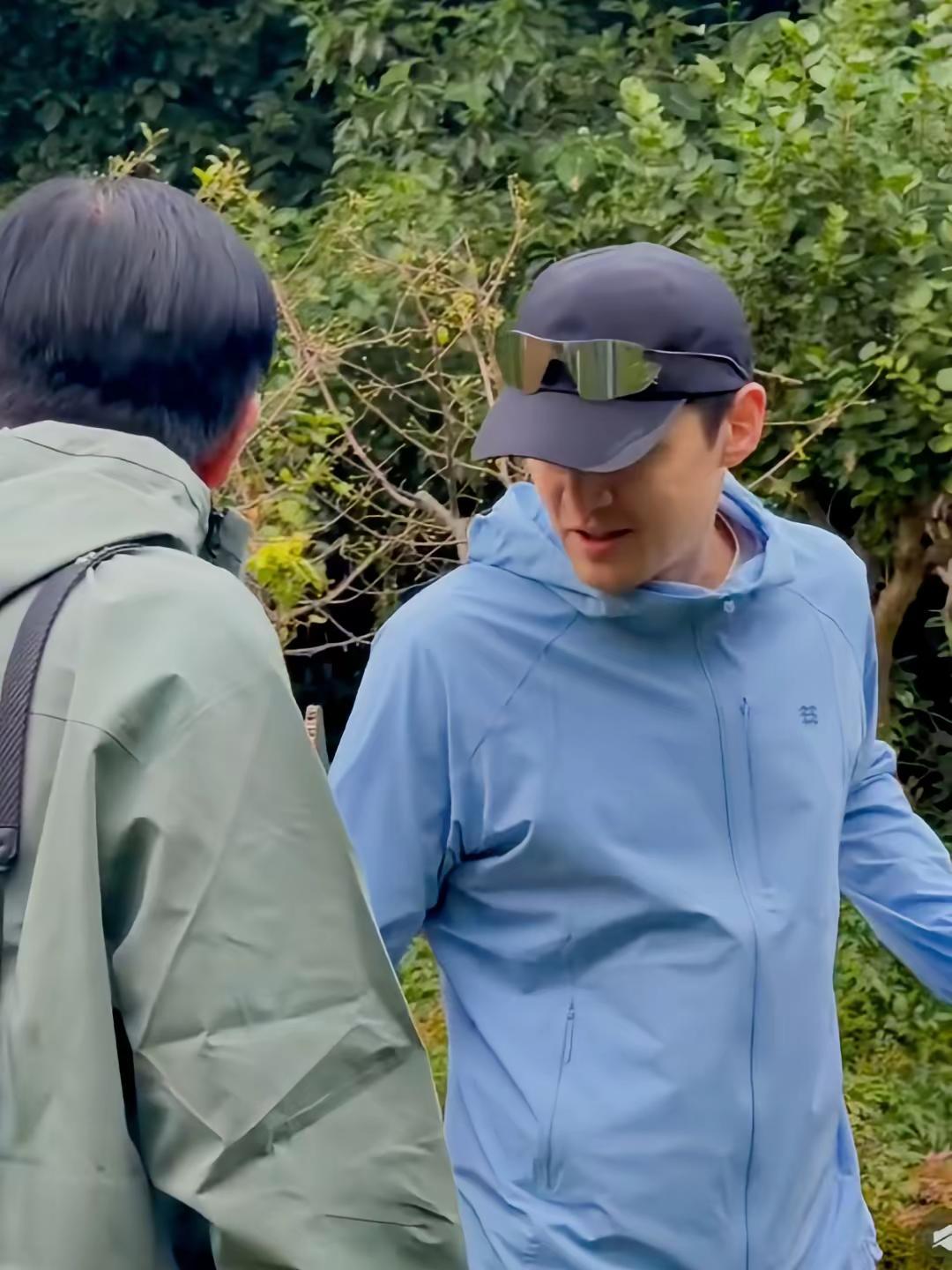 胡歌又去做他的公益节目了。金鹰奖，爷叔追悼会结束就消失了我还以为哥也放假了休息了
