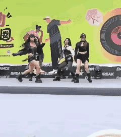 触景生情？
情不自禁，不由自主的跟着音乐，踏着节奏手舞足蹈起来，看来也曾经是个狂