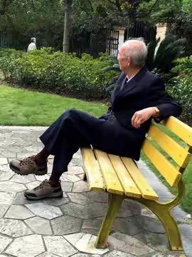 你们发现没，现在有些老人就是想不开，本身都六七十岁了，还是东不舍得吃，西不舍得喝