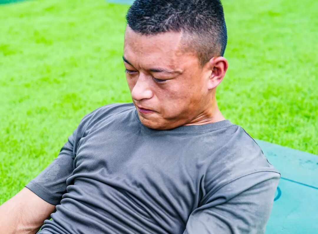 #中士连做2400个卷腹刷新纪录#【2400个仰卧卷腹，4小时不间断，破纪录！】