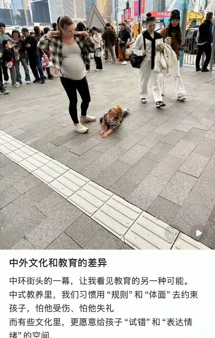 双标太恶心！这事儿我看完气不打一处来！外国小孩在香港中环躺地上哭闹，有人直接洗成