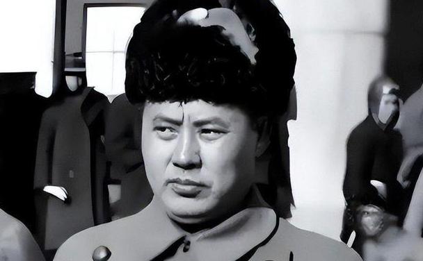 傅作义原本被列入上将，毛主席一笔划去！授他上将，是天大的委屈。1955年授衔仪式