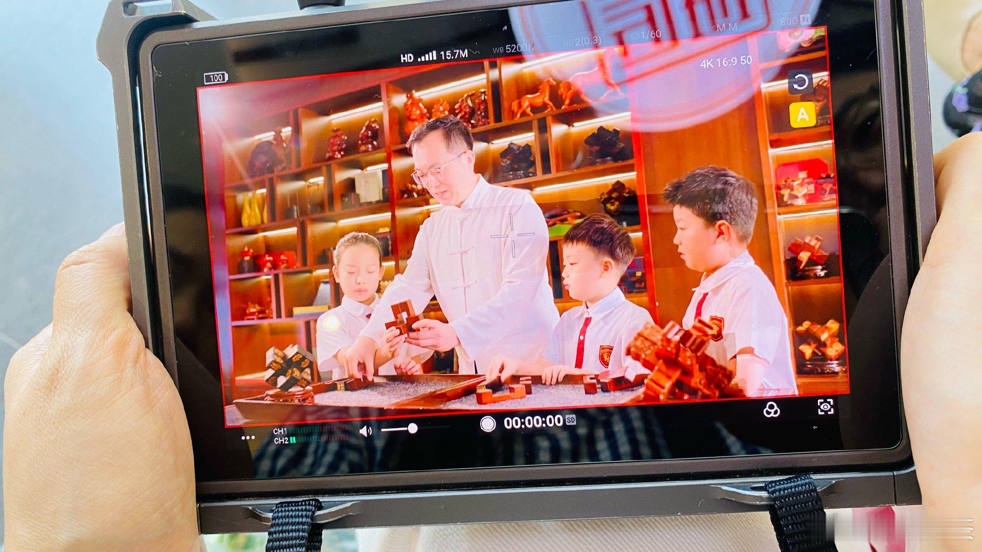今天皮夹克临时解锁群演身份，镁光灯下，汗水湿透衣服，拍摄一个多小时，真正播出的片