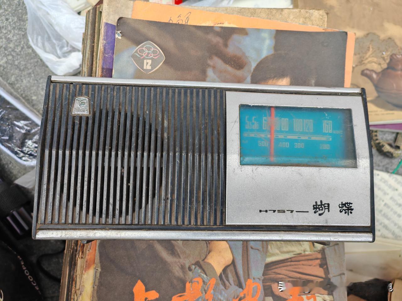 今天分享一台上海群益无线电厂生产的蝴蝶收音机、这个厂还生产了浦江品牌收音机，当时