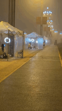 四川乐山的马路边，这些搭帐篷开直播的年轻女孩真是看的人心酸！

估计很多人都难以