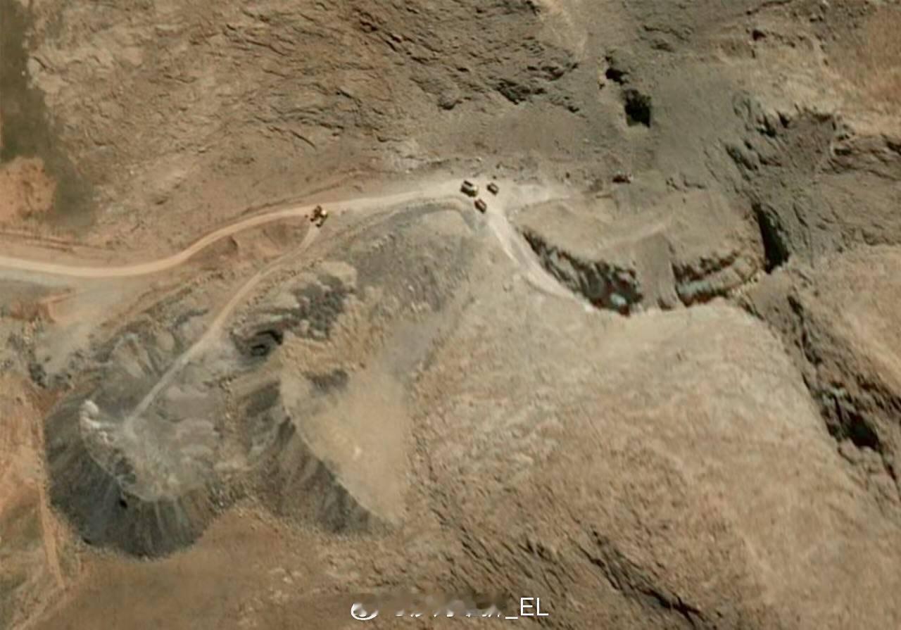 CNN发布的卫星图像显示，伊朗人在停火后迅速修复了地下导弹城的入口。 